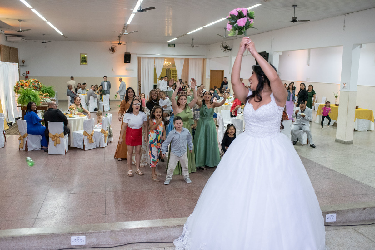 casamento evangélico, fotografia de casamento cristão, noivos jovens, casamento na igreja, amor abençoado por Deus, união cristã, cerimônia religiosa, fotógrafo de casamento, casamento cheio de fé, história de amor, casamento emocionante, casamento