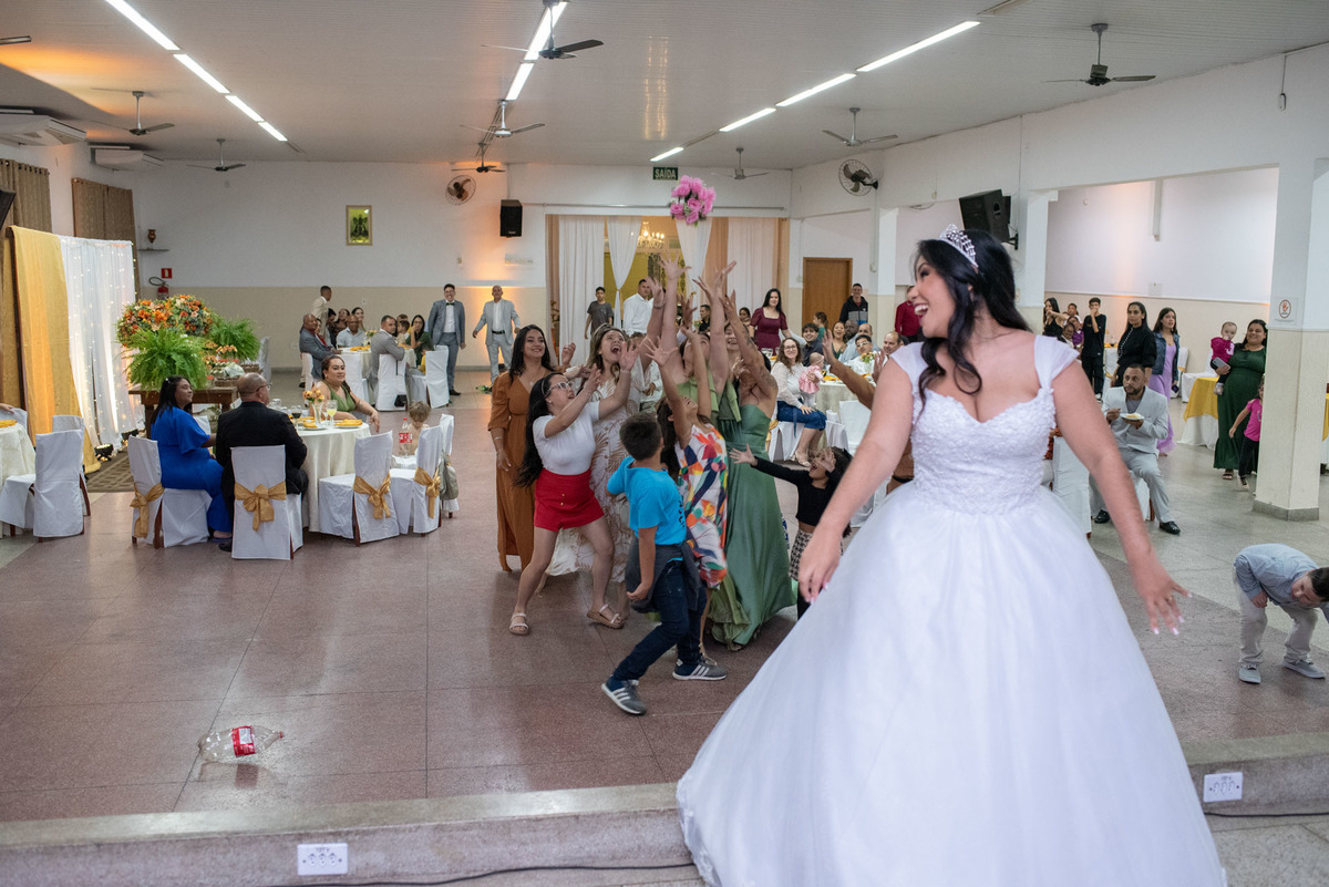 casamento evangélico, fotografia de casamento cristão, noivos jovens, casamento na igreja, amor abençoado por Deus, união cristã, cerimônia religiosa, fotógrafo de casamento, casamento cheio de fé, história de amor, casamento emocionante, casamento