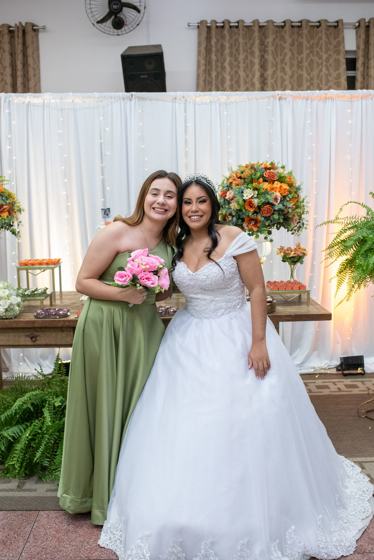 casamento evangélico, fotografia de casamento cristão, noivos jovens, casamento na igreja, amor abençoado por Deus, união cristã, cerimônia religiosa, fotógrafo de casamento, casamento cheio de fé, história de amor, casamento emocionante, casamento