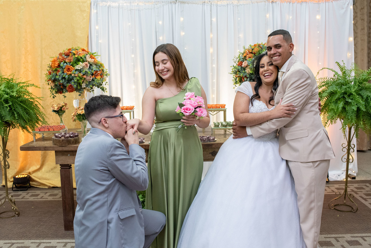 casamento evangélico, fotografia de casamento cristão, noivos jovens, casamento na igreja, amor abençoado por Deus, união cristã, cerimônia religiosa, fotógrafo de casamento, casamento cheio de fé, história de amor, casamento emocionante, casamento