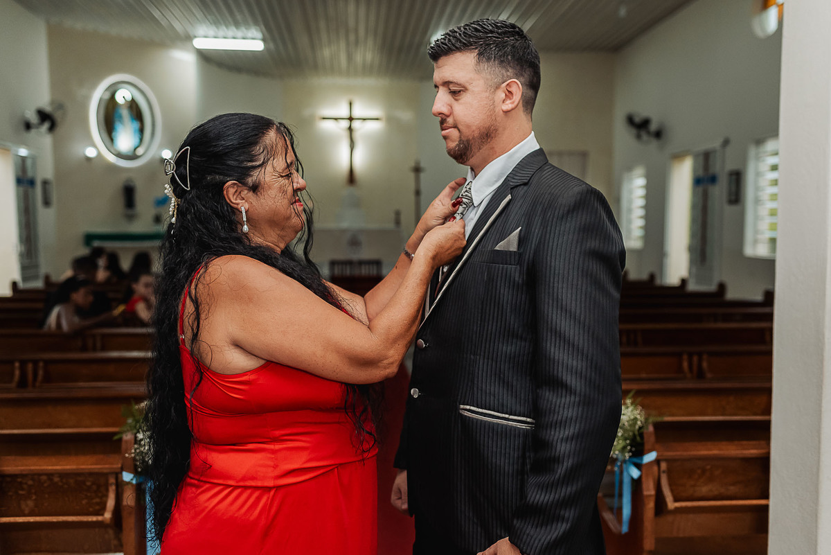 Zemar Fotografia, Casamento à noite, Casamento Católico, Casamento Relgioso, Casamento, Igreja Matirz Nossa Senhora das Graças Guaratinguetá-SP, Matrimônio, Noivo com a mâe, Mãe do noivo arrumando a gravata,