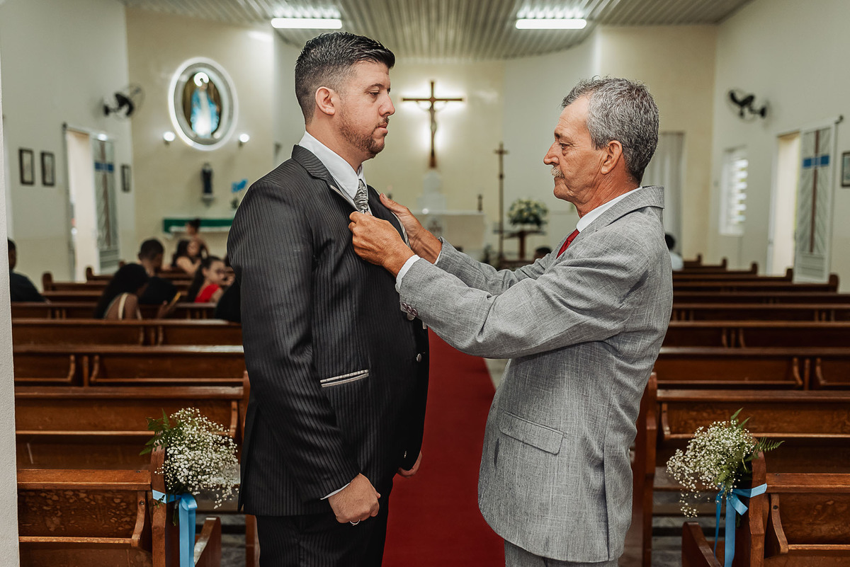Zemar Fotografia, Casamento à noite, Casamento Católico, Casamento Relgioso, Casamento, Igreja Matirz Nossa Senhora das Graças Guaratinguetá-SP, Matrimônio, Pai do noivo arrumando o paletó, Noivo com o pai