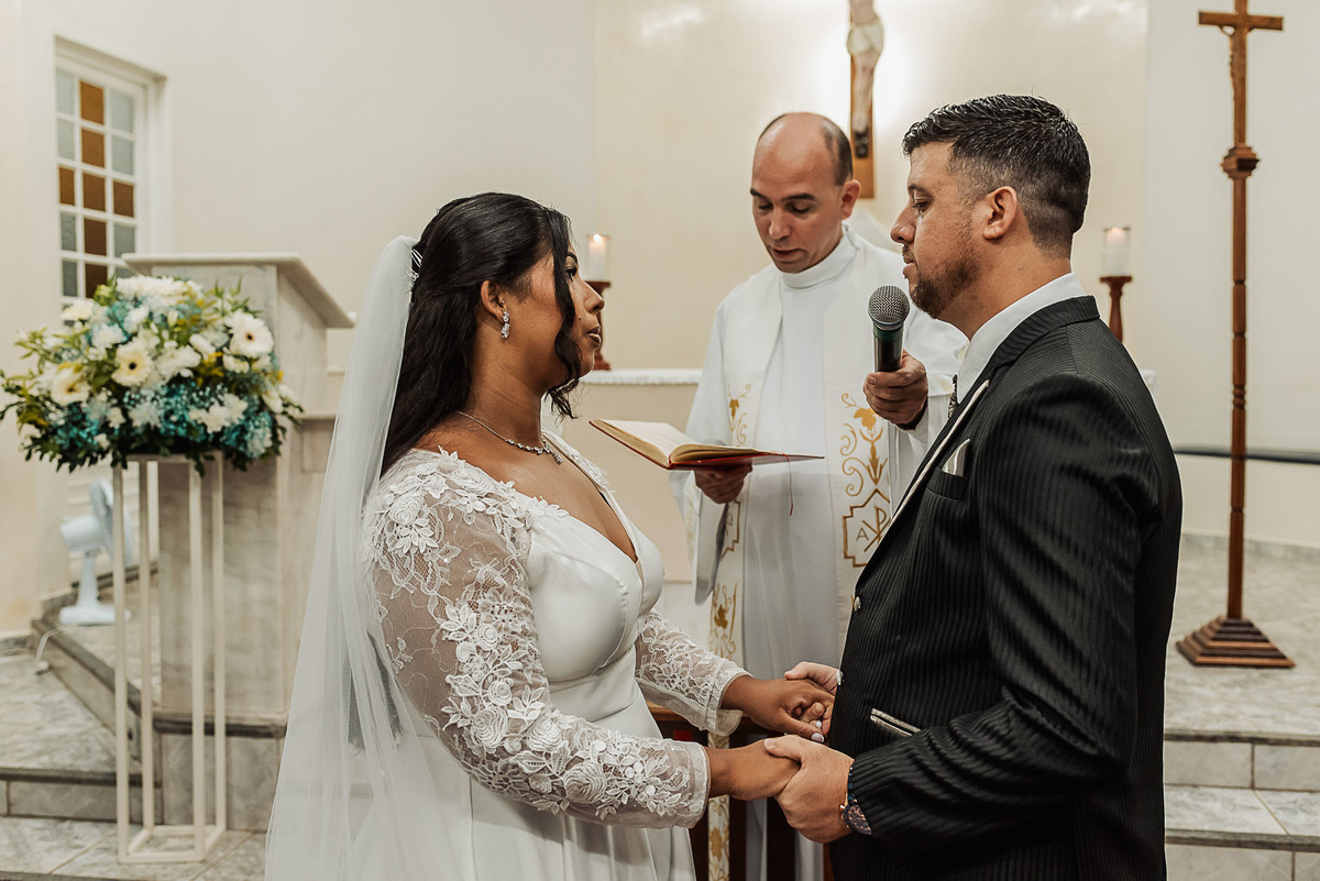 Zemar Fotografia, Casamento à noite, Casamento Católico, Casamento Relgioso, Casamento, Igreja Matirz Nossa Senhora das Graças Guaratinguetá-SP, Matrimônio, Noivos no Altar, Noivos fazendo os votos do matrimônio