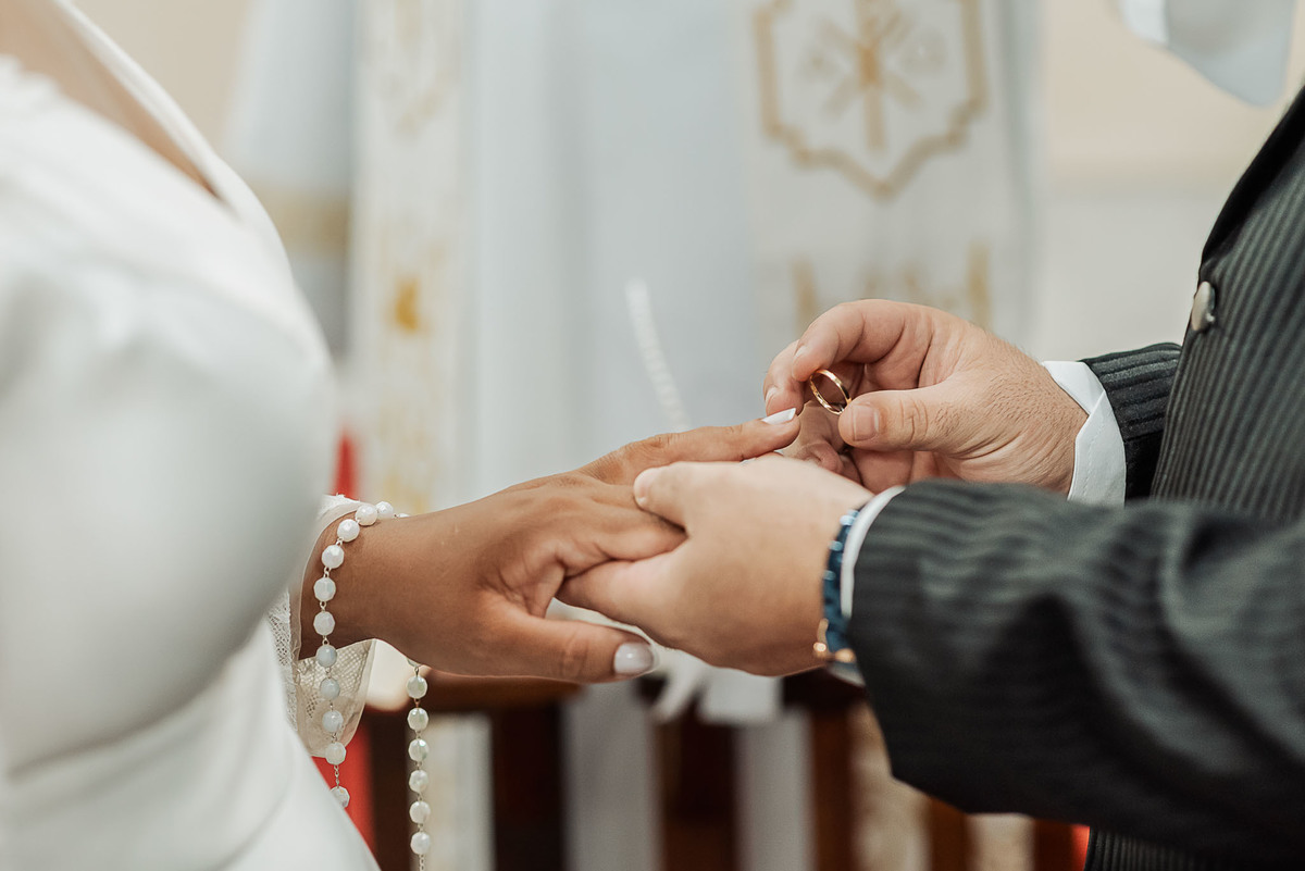 Zemar Fotografia, Casamento à noite, Casamento Católico, Casamento Relgioso, Casamento, Igreja Matirz Nossa Senhora das Graças Guaratinguetá-SP, Matrimônio, Noivo colocando a aliança no dedo da noiva, Aliança, Noivo com aliança nas mãos