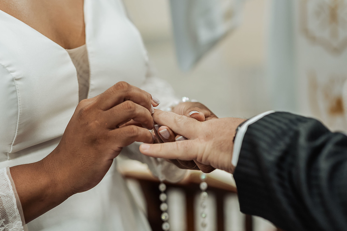 Zemar Fotografia, Casamento à noite, Casamento Católico, Casamento Relgioso, Casamento, Igreja Matirz Nossa Senhora das Graças Guaratinguetá-SP, Matrimônio, Noiva colocando a aliança no dedo do noivo, Noiva segurand a mão do noivo