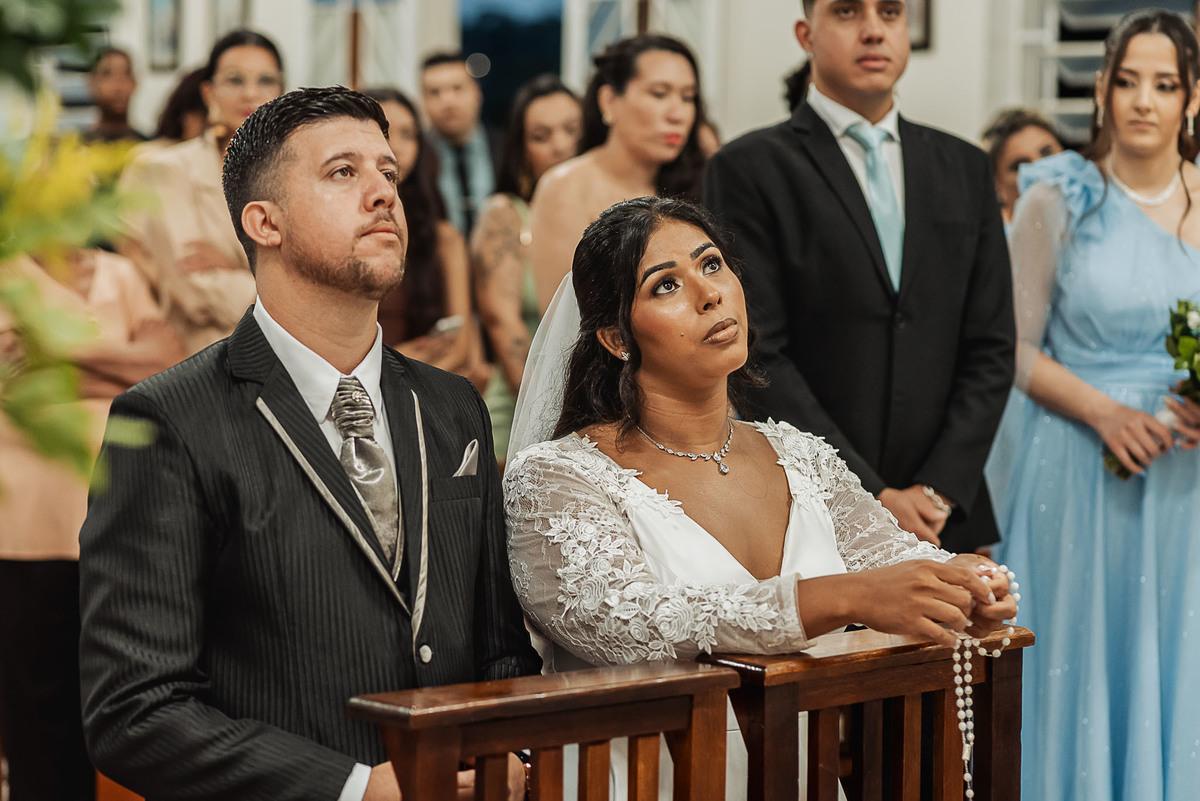 Zemar Fotografia, Casamento à noite, Casamento Católico, Casamento Relgioso, Casamento, Igreja Matirz Nossa Senhora das Graças Guaratinguetá-SP, Matrimônio, Noivos ajoelhados diante do Atar, Noivos rezando