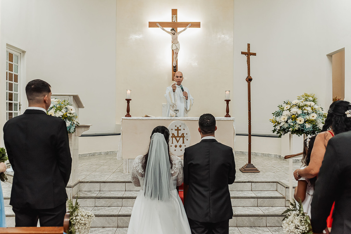 Zemar Fotografia, Casamento à noite, Casamento Católico, Casamento Relgioso, Casamento, Igreja Matirz Nossa Senhora das Graças Guaratinguetá-SP, Matrimônio, Noivos ajoelhados diante da Eucaristia, Noivos se preparando para receber a Eucaristia