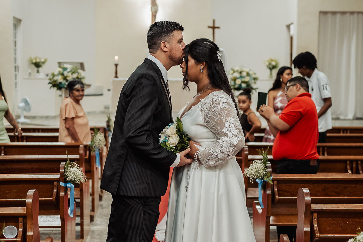 Zemar Fotografia, Casamento à noite, Casamento Católico, Casamento Relgioso, Casamento, Igreja Matirz Nossa Senhora das Graças Guaratinguetá-SP, Matrimônio, Noivo beijando a noiva, Beijo, Noivo beijando a testa da noiva
