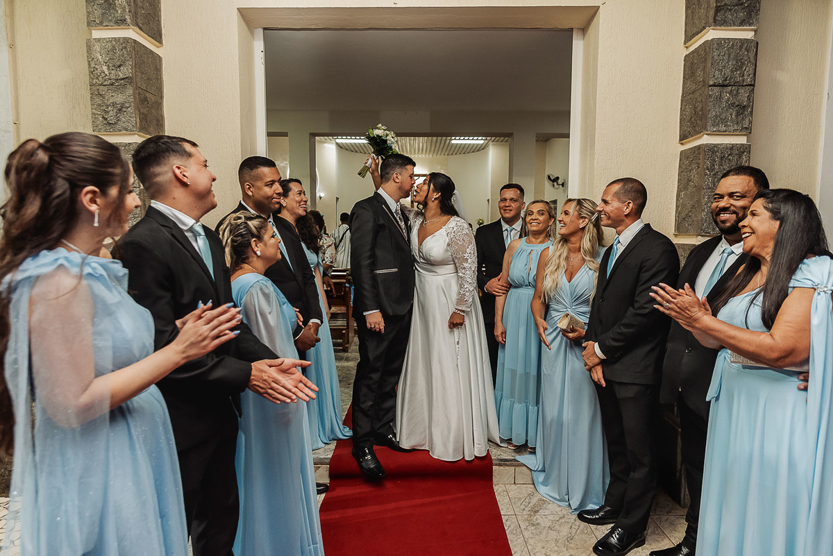 Zemar Fotografia, Casamento à noite, Casamento Católico, Casamento Relgioso, Casamento, Igreja Matirz Nossa Senhora das Graças Guaratinguetá-SP, Matrimônio, Padrinhos aplaudindo noivos, Novos na porta da Igreja, Saída dos noivos