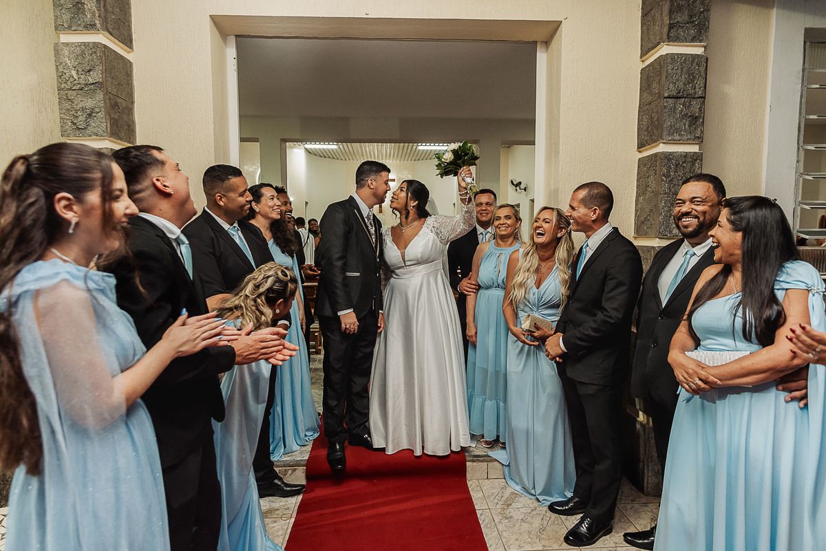 Zemar Fotografia, Casamento à noite, Casamento Católico, Casamento Relgioso, Casamento, Igreja Matirz Nossa Senhora das Graças Guaratinguetá-SP, Matrimônio, Padrinhos aplaudindo noivos, Novos na porta da Igreja, Saída dos noivos