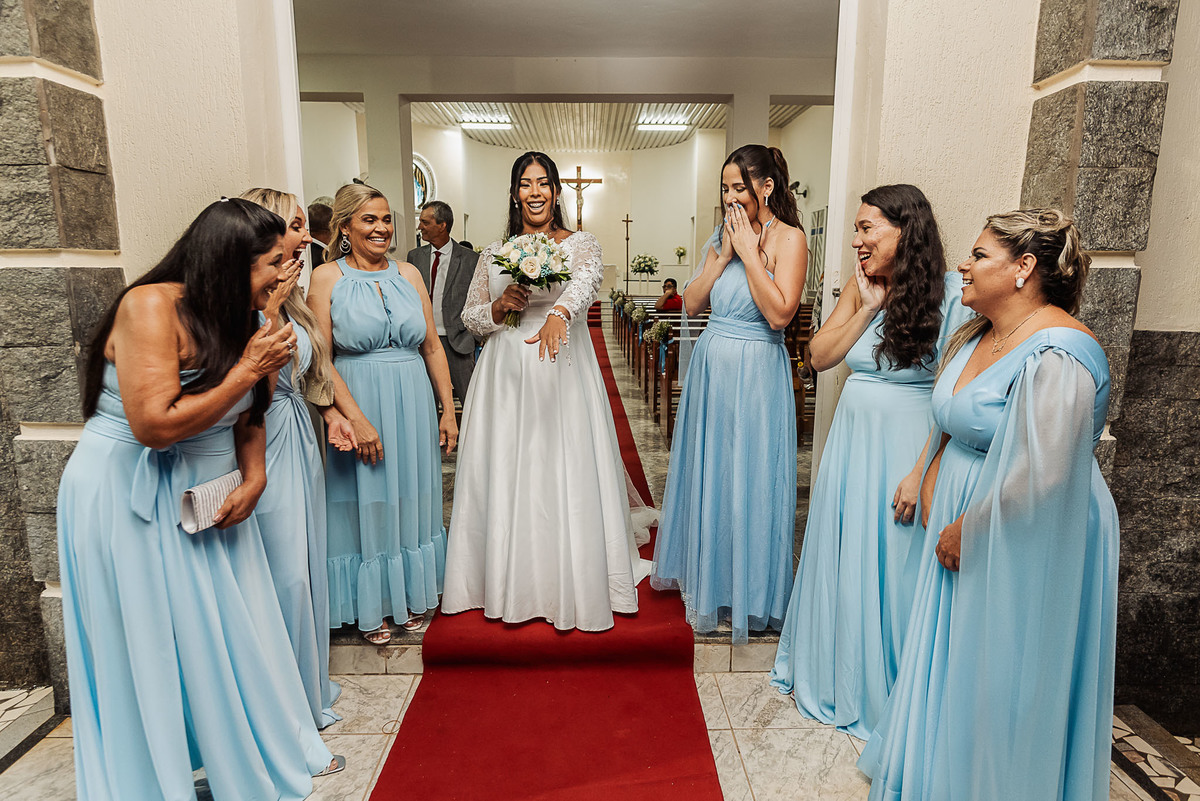 Zemar Fotografia, Casamento à noite, Casamento Católico, Casamento Relgioso, Casamento, Igreja Matirz Nossa Senhora das Graças Guaratinguetá-SP, Matrimônio, Padrinhos aplaudindo noivos, Novos na porta da Igreja, Saída dos noivos