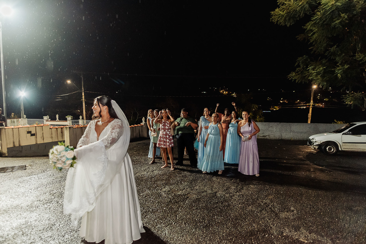 Zemar Fotografia, Casamento à noite, Casamento Católico, Casamento Relgioso, Casamento, Igreja Matirz Nossa Senhora das Graças Guaratinguetá-SP, Matrimônio, Noiva jogando o buquê, Buquê, Madrinhas esperando a noiva jogar o buquê