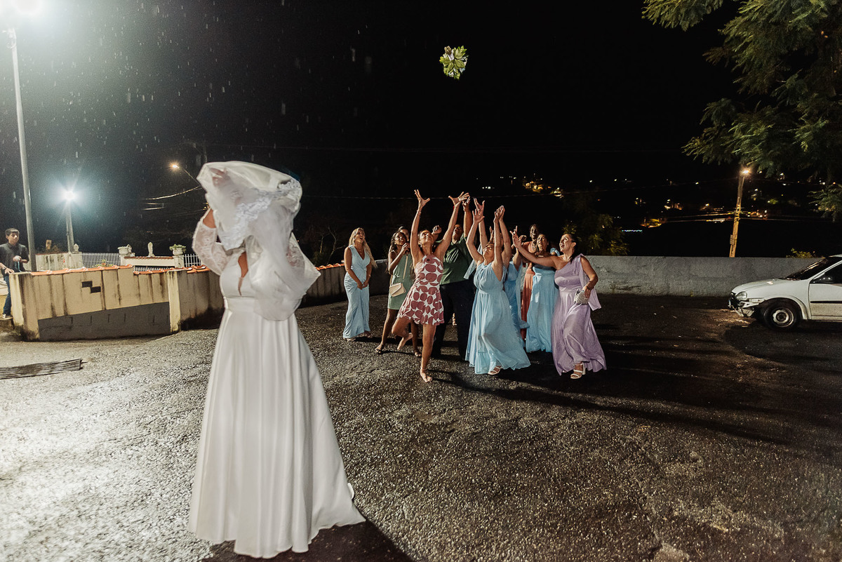 Zemar Fotografia, Casamento à noite, Casamento Católico, Casamento Relgioso, Casamento, Igreja Matirz Nossa Senhora das Graças Guaratinguetá-SP, Matrimônio, Noiva jogando o buquê, Buquê, Madrinhas esperando a noiva jogar o buquê, Buquê no ar