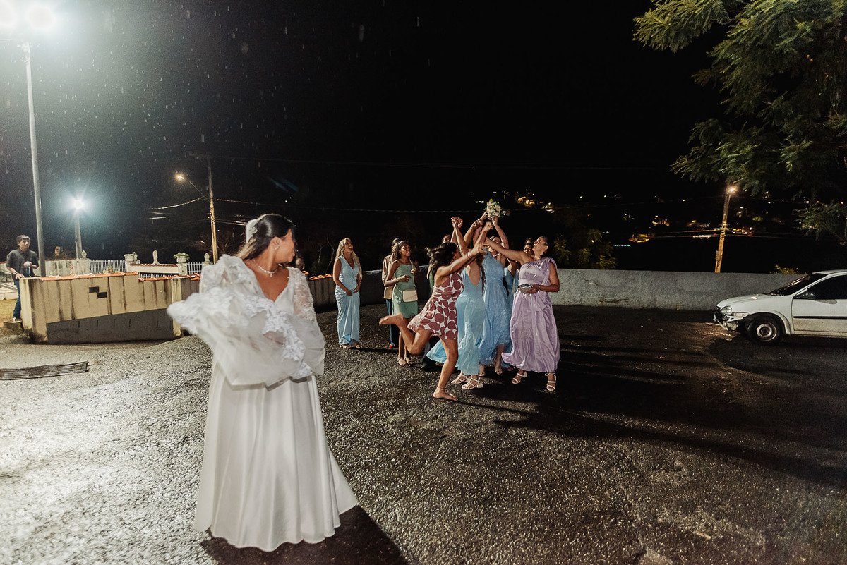 Zemar Fotografia, Casamento à noite, Casamento Católico, Casamento Relgioso, Casamento, Igreja Matirz Nossa Senhora das Graças Guaratinguetá-SP, Matrimônio, Noiva jogando o buquê, Buquê, Madrinhas esperando a noiva jogar o buquê