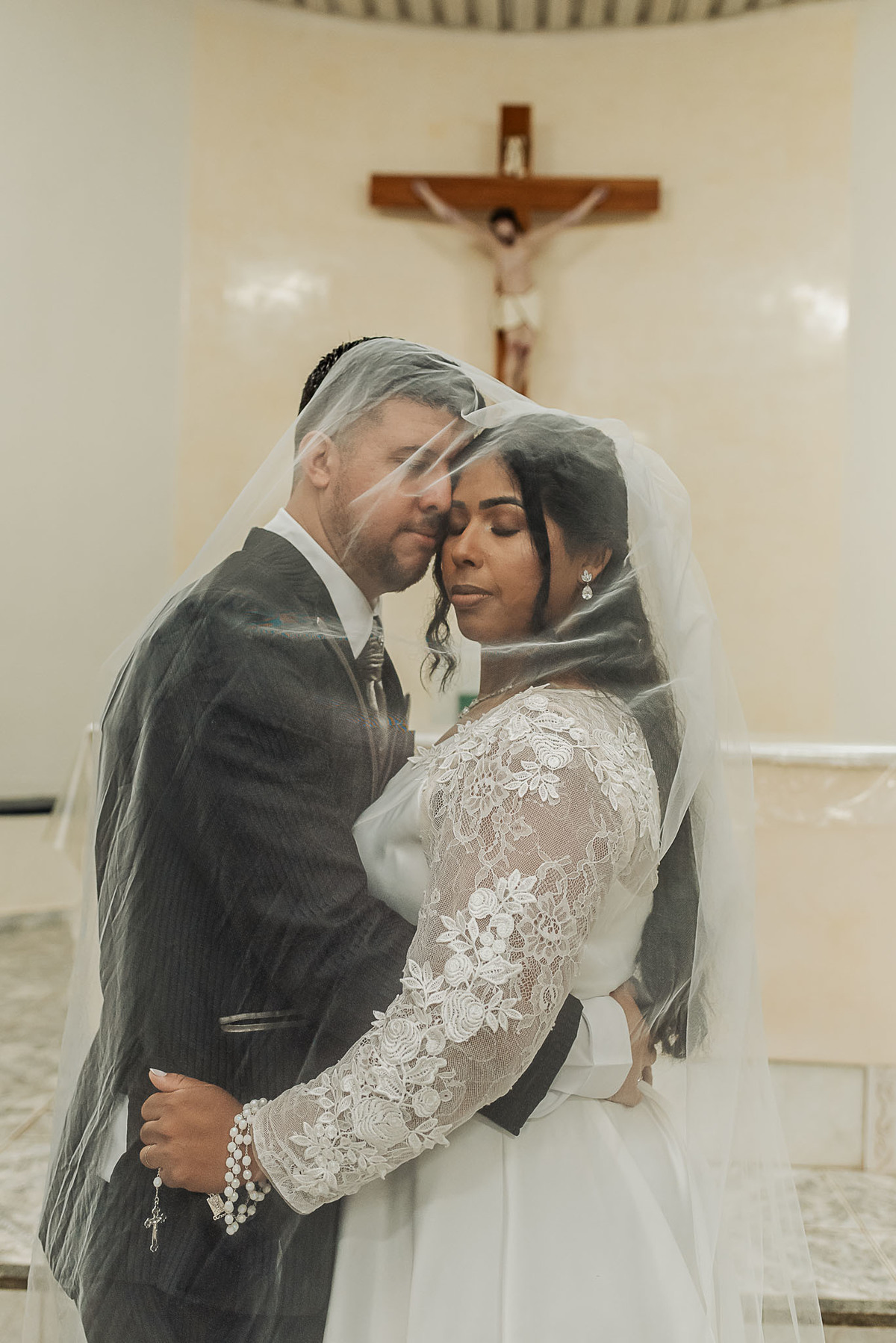 Zemar Fotografia, Casamento à noite, Casamento Católico, Casamento Relgioso, Casamento, Igreja Matirz Nossa Senhora das Graças Guaratinguetá-SP, Matrimônio, Noivos abraçados, Noivos envolvidos pelo véu, Noivos juntos
