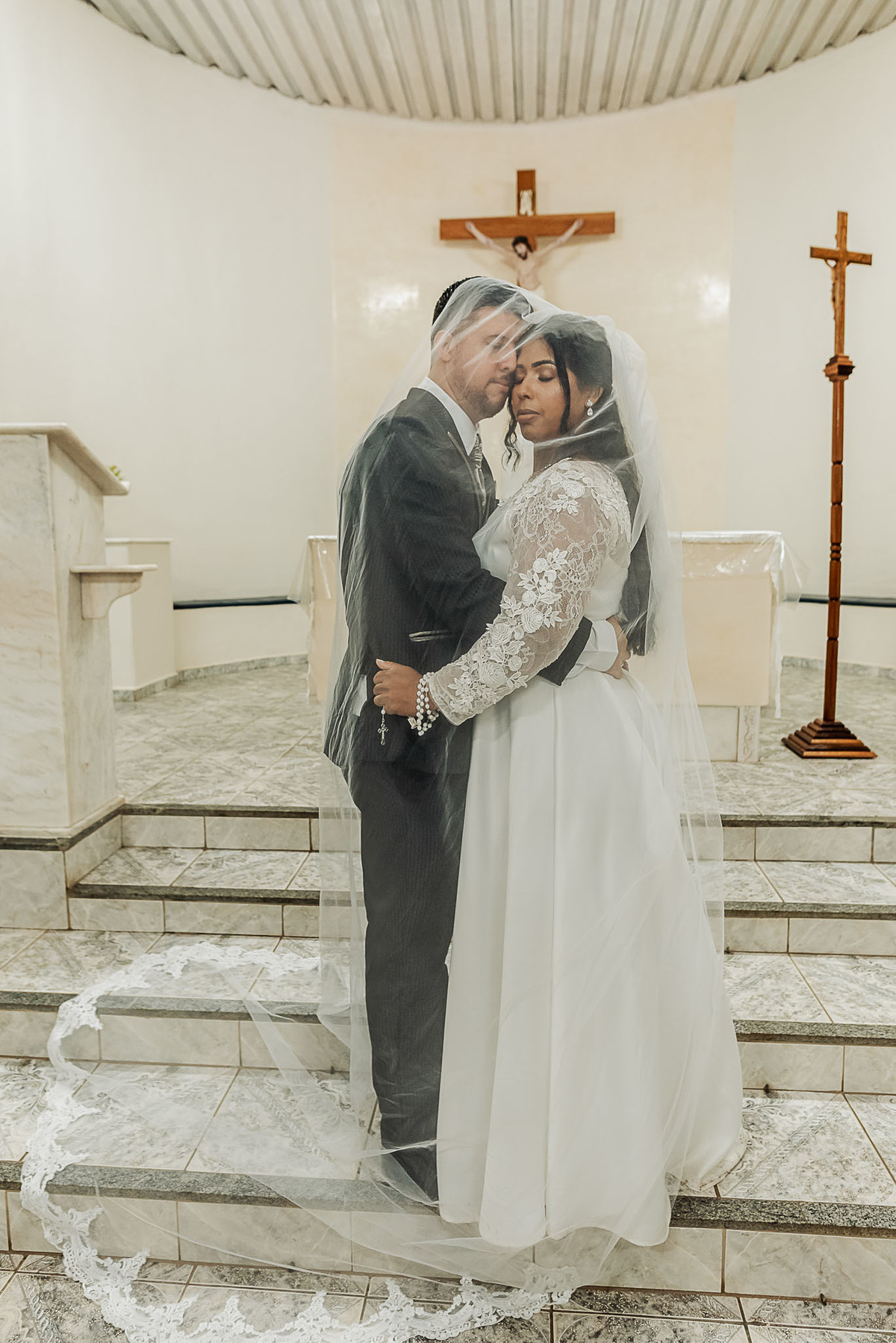 Zemar Fotografia, Casamento à noite, Casamento Católico, Casamento Relgioso, Casamento, Igreja Matirz Nossa Senhora das Graças Guaratinguetá-SP, Matrimônio, Noivos abraçados, Noivos envolvidos pelo véu, Noivos juntos