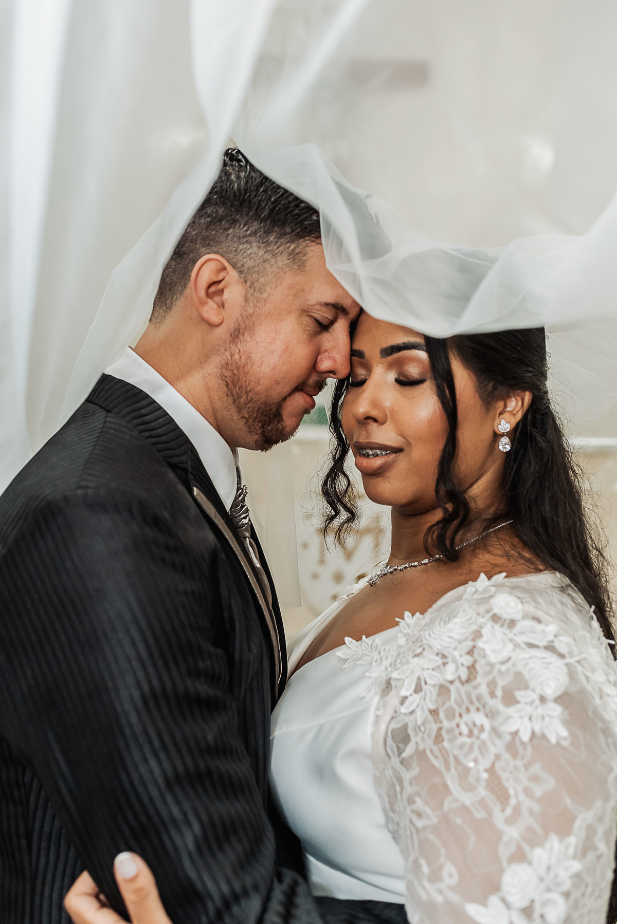 Zemar Fotografia, Casamento à noite, Casamento Católico, Casamento Relgioso, Casamento, Igreja Matirz Nossa Senhora das Graças Guaratinguetá-SP, Matrimônio, Noivos abraçados, Noivos envolvidos pelo véu, Noivos juntos