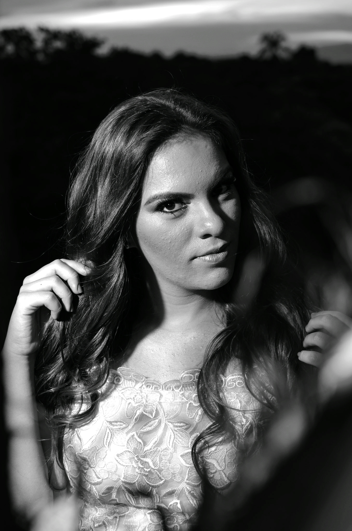 Mãos no cabelo e olhar forte