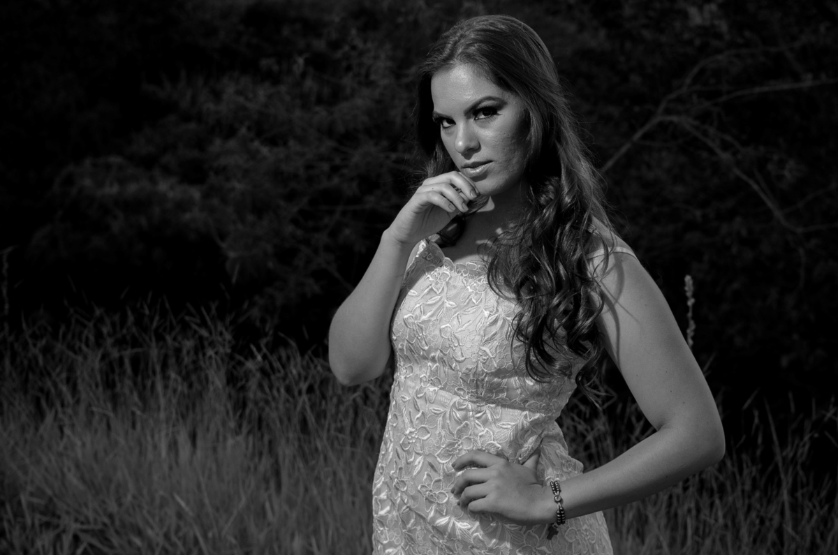 Mão no queixo, pensando ou observando