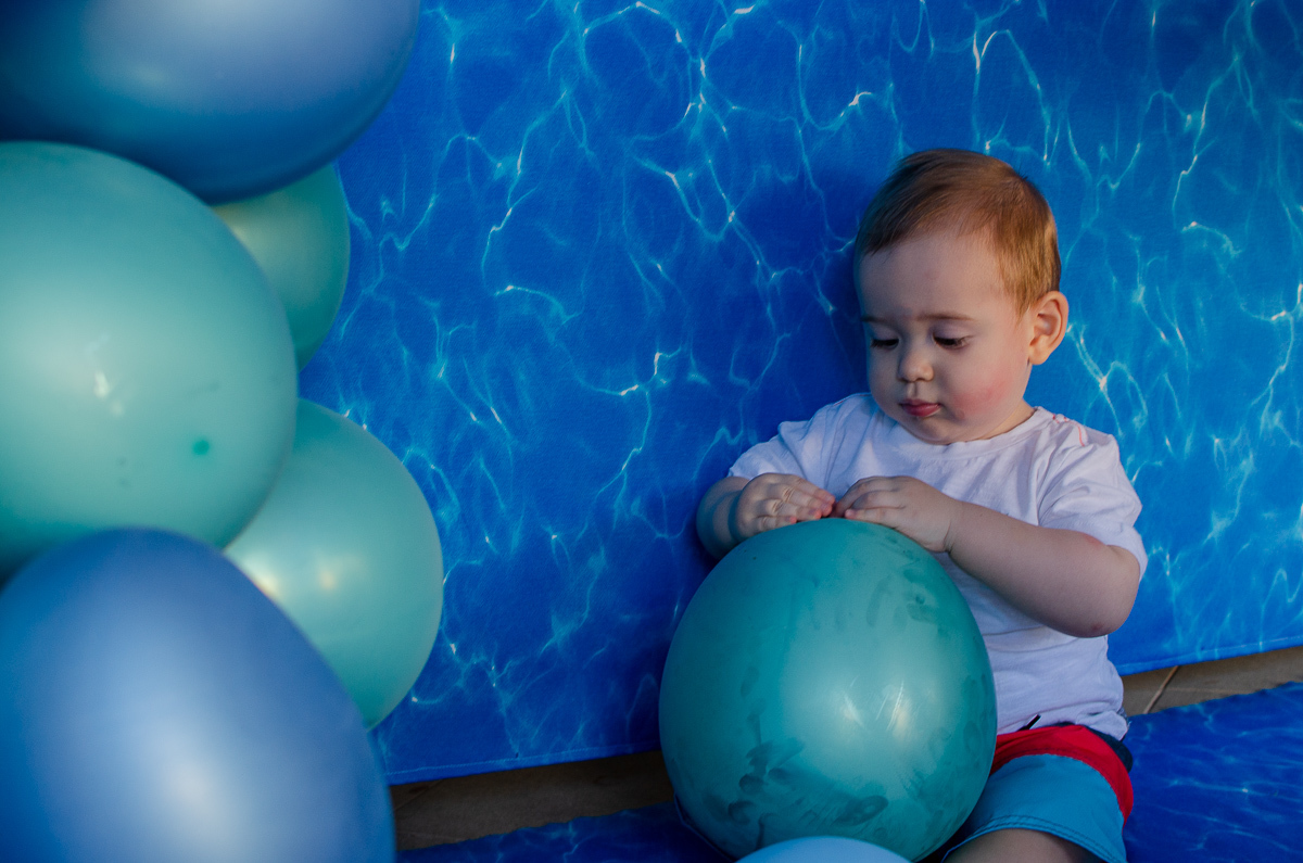 Zemar Fotografia - Festa de aniversário de 01 ano - Criança brincando com balão
