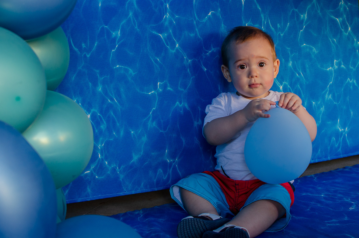 Zemar Fotografia - Festa de aniversário de 01 ano - Criança brinca com balão azul