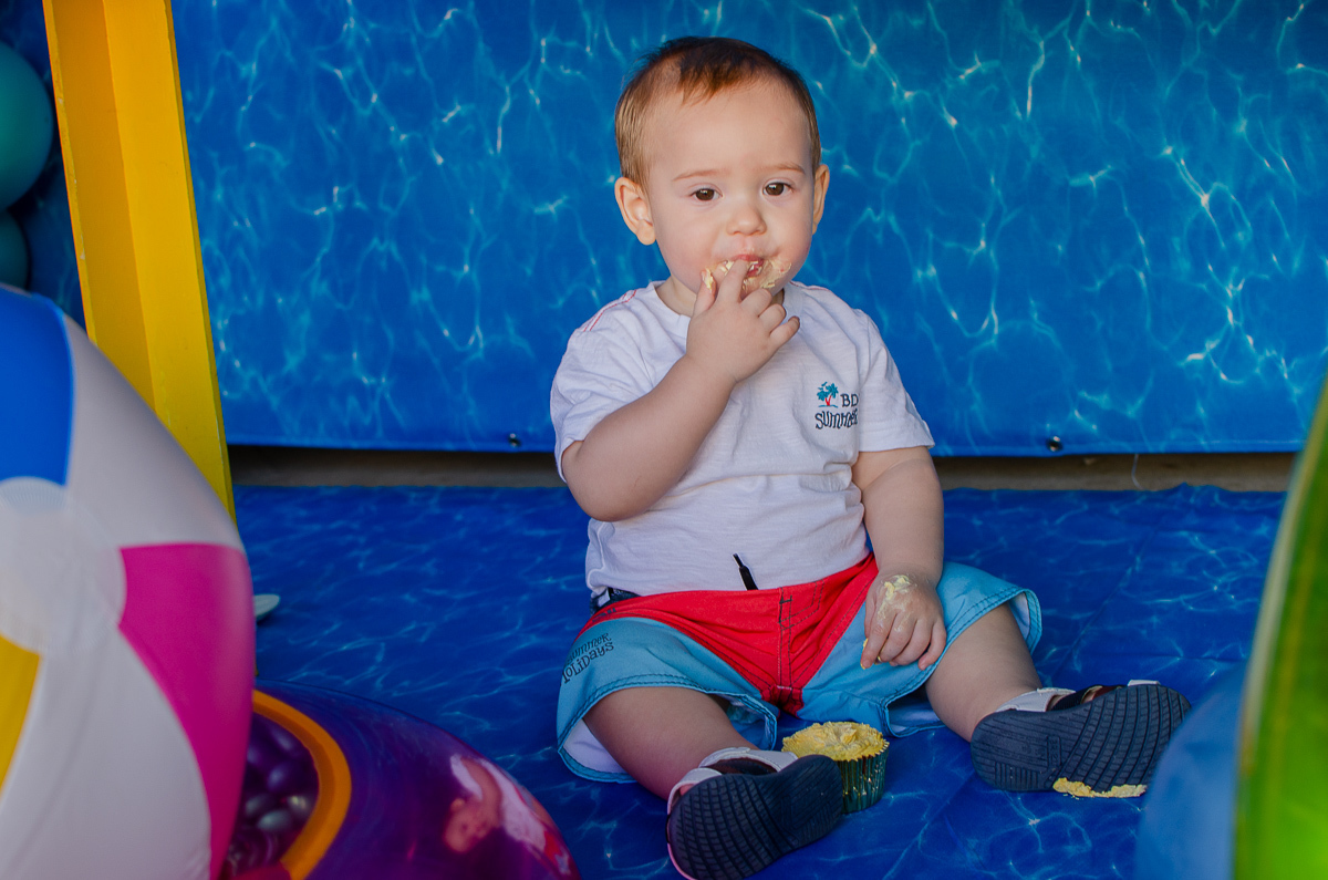 Zemar Fotografia - Festa de aniversário de 01 ano - Criança come cupcake