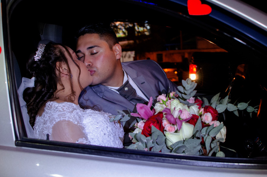 Noivos se beijam no carro, Enfim casados