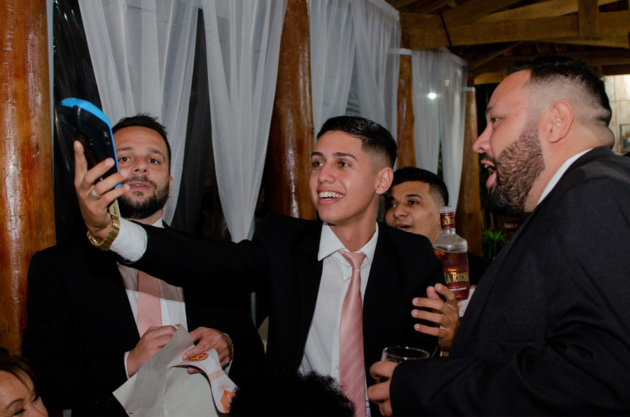 Padrinhos passando a gravata