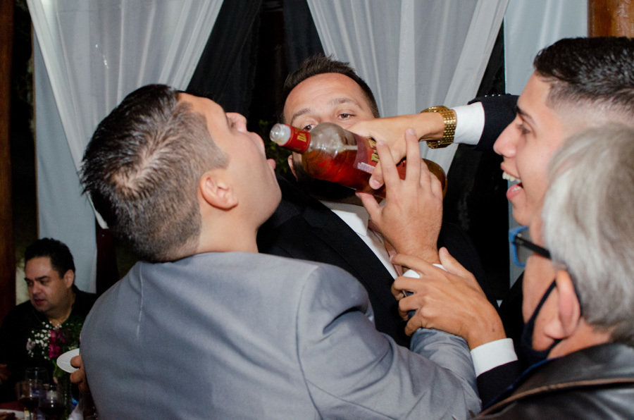 Noivo com seus padrinhos na festa do casamento