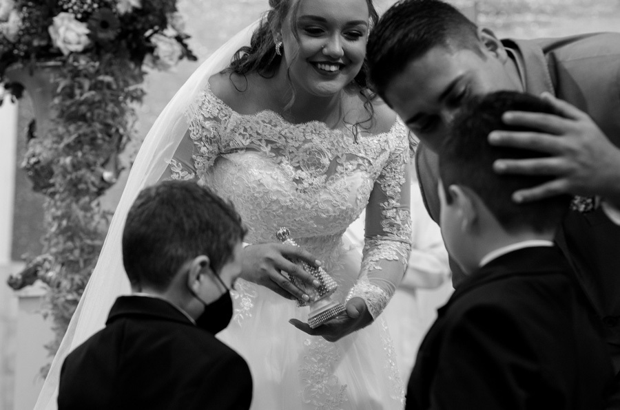 Noivos no altar com a crianças