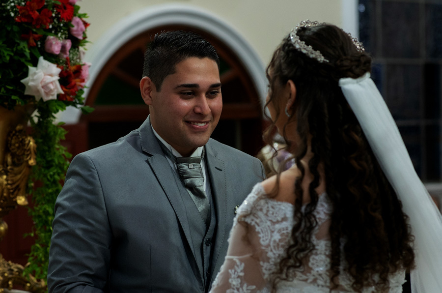Noivo contempla a noiva