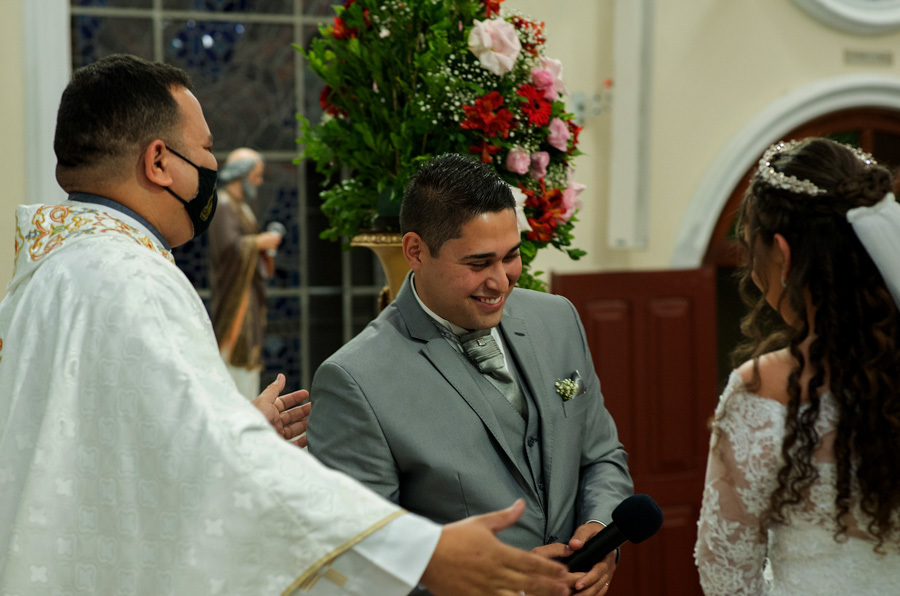 Noivo sorrindo no altar