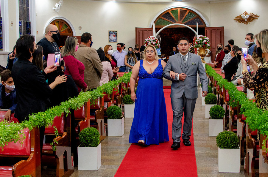 Noivo com a mãe a caminho do altar