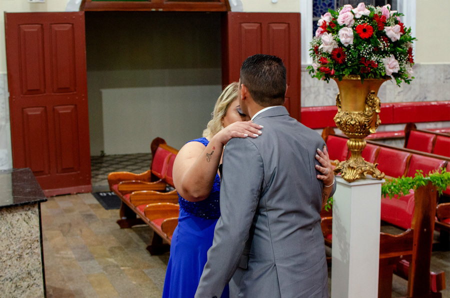 Noivo com a mãe aos pés do altar