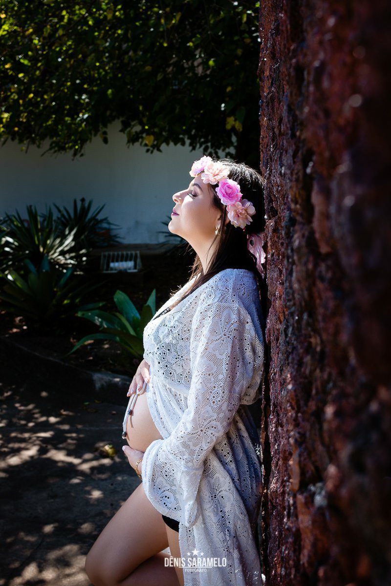 Tamires recebendo a enrgia do sol durante o ensaio fotográfico de gestante, na UFJF, em juiz de fora