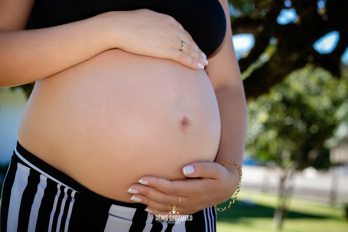 Barriga da gestante com 28 semanas de gestação 