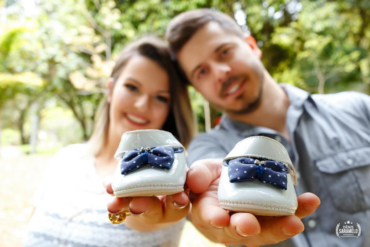 Foto com sapatinha de bebe - Fotografo Dênis Saramelo - Foto de Casal - Parque da Lajinha - Juiz de Fora - MG