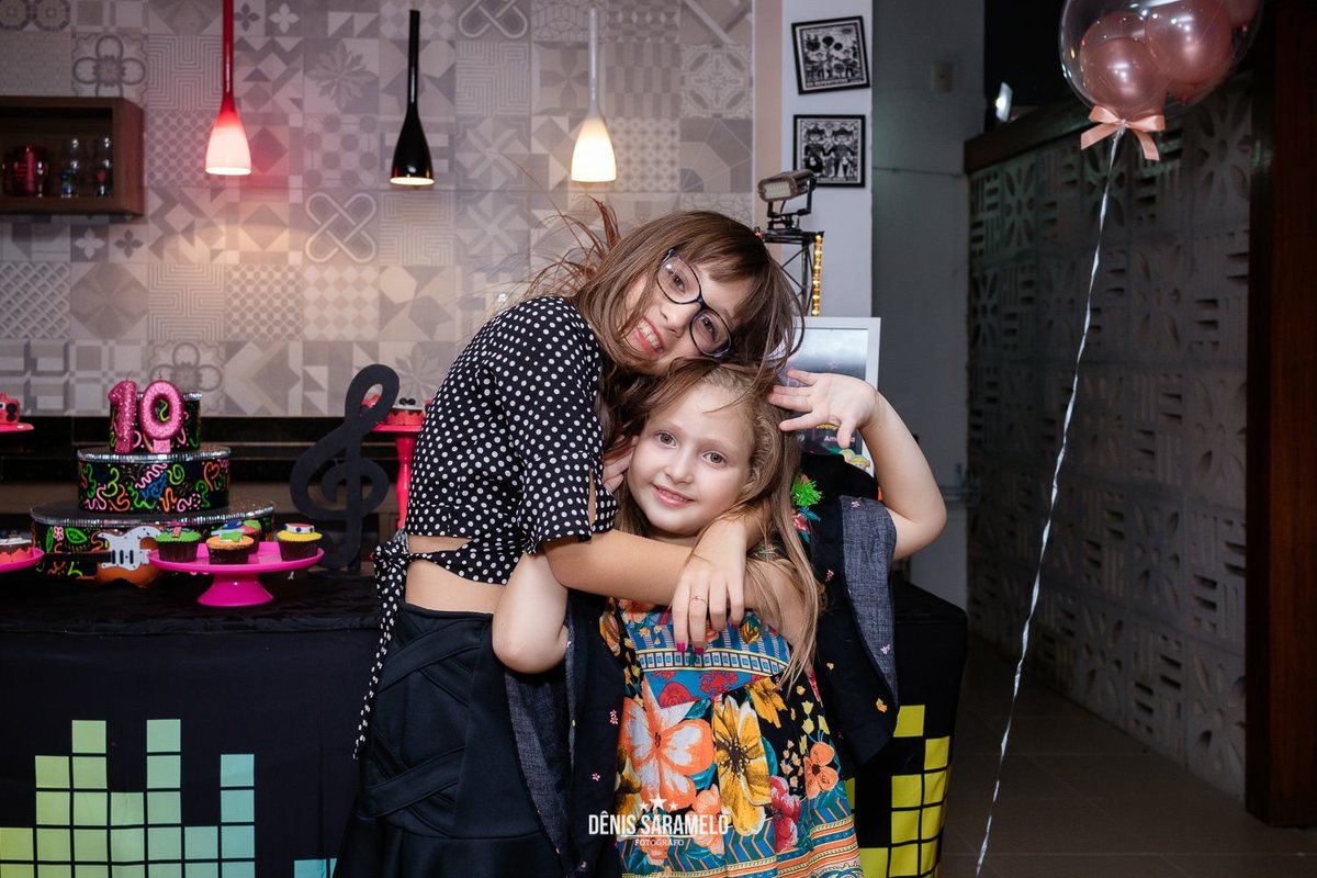 Cobertura Fotográfica de Festa Infantil na casa da Bia, que completou 10 anos. Pose abraçando a irmã mais nova