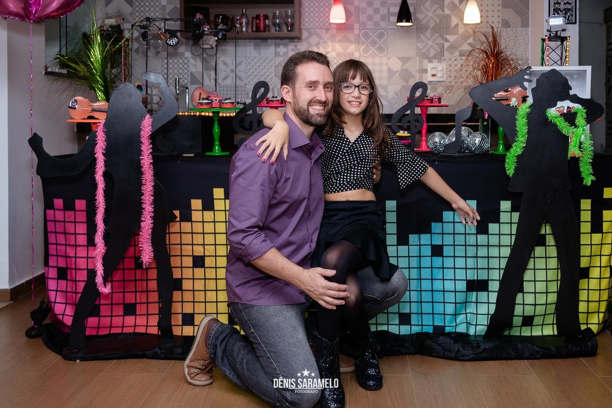 Cobertura Fotográfica de Festa Infantil na casa da Bia, que completou 10 anos. No colo do pai, na frente da mesa.