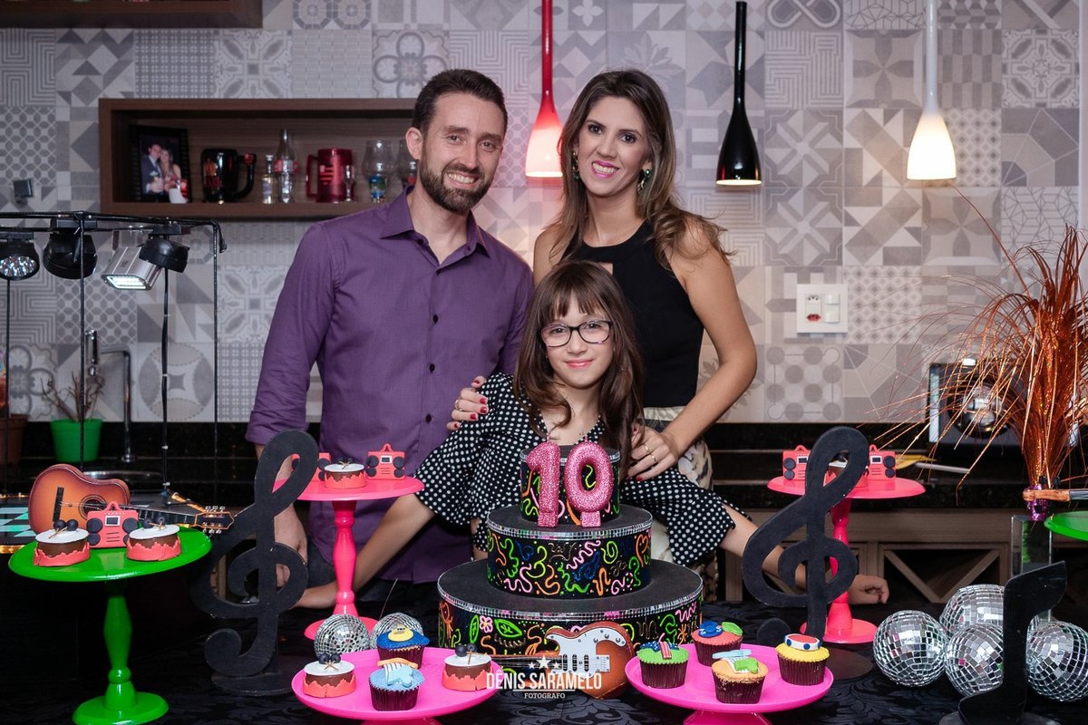 Cobertura Fotográfica de Festa Infantil na casa da Bia, que completou 10 anos, atrás da mesa, com papai e a mamãe