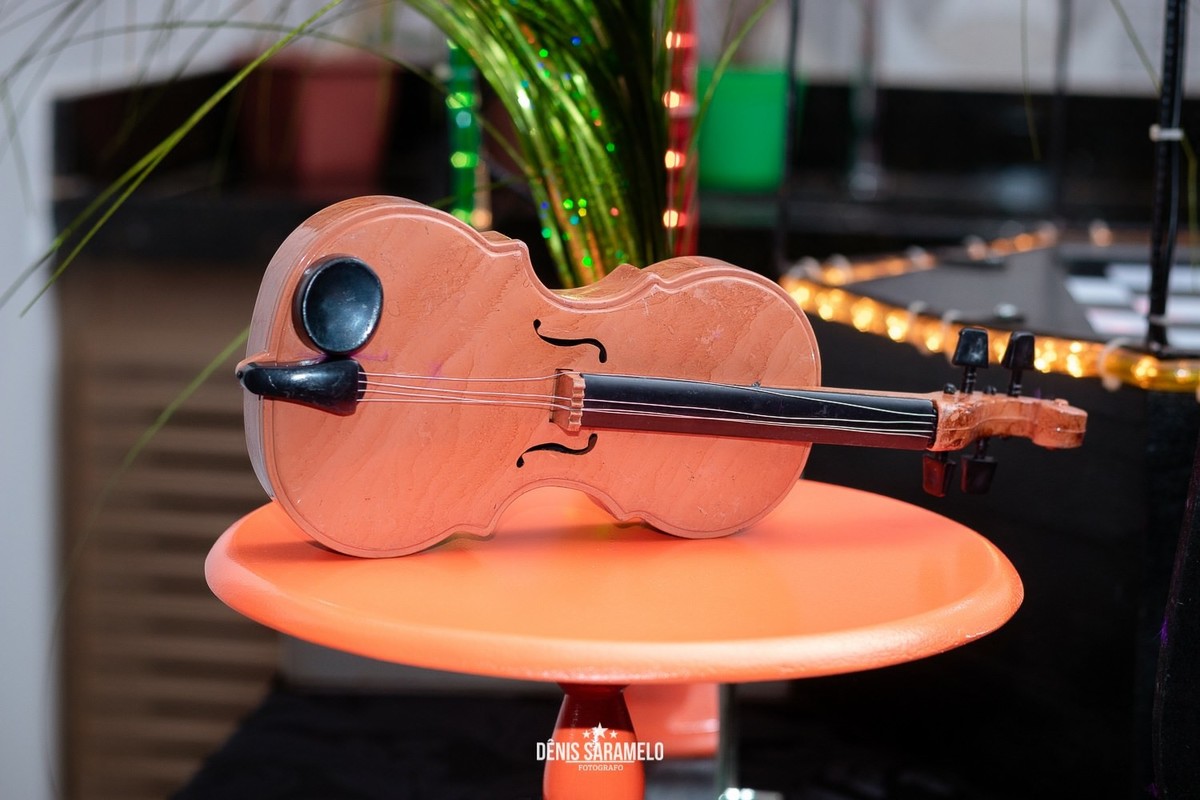 Cobertura Fotográfica de Festa Infantil na casa da Bia, que completou 10 anos. Detalhe da decoração, tema musica. Violino