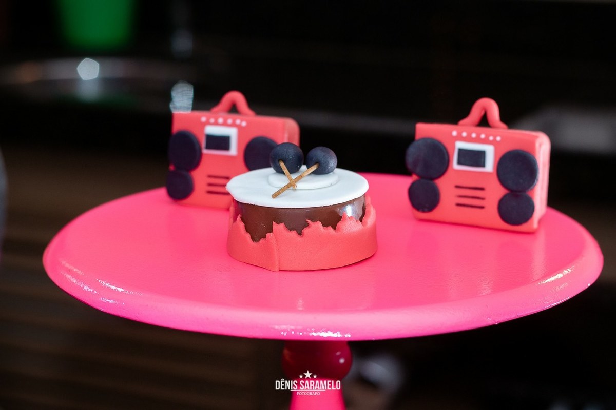 Cobertura Fotográfica de Festa Infantil na casa da Bia, que completou 10 anos. Detalhe da decoração, tema musica. Doces personalizados
