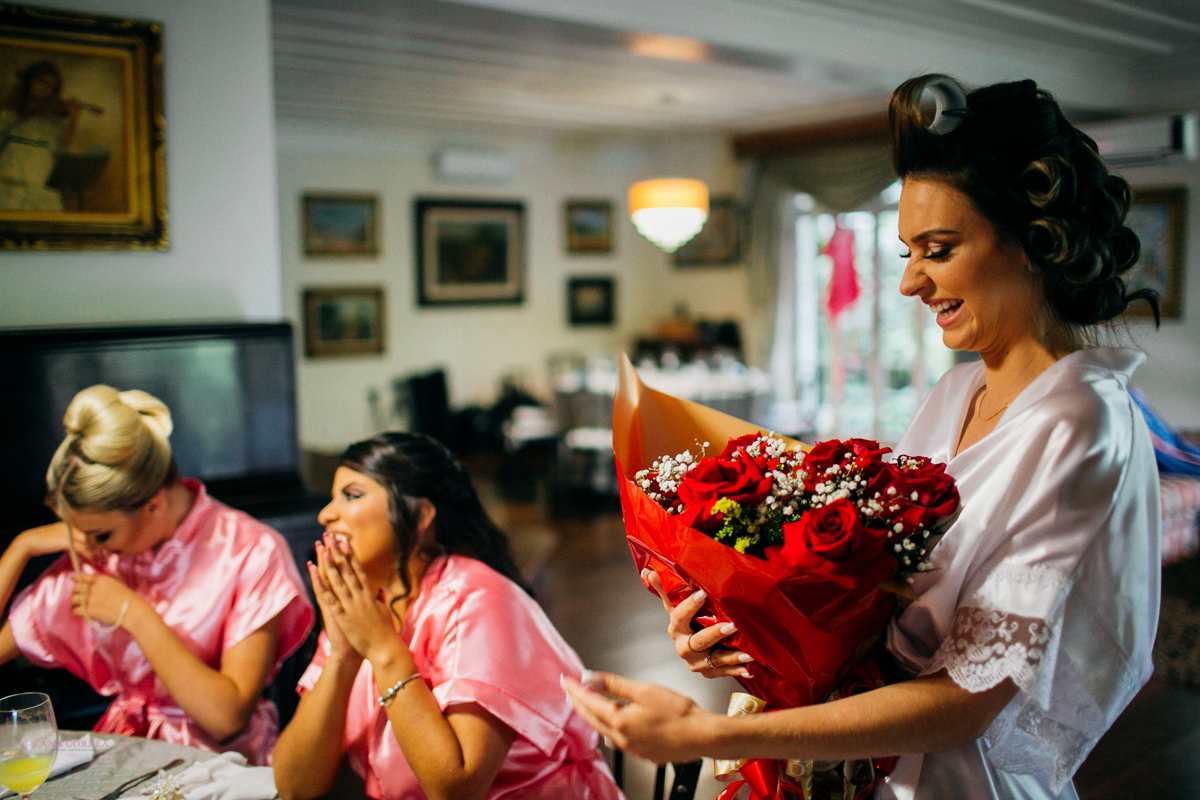 noiva recebendo buquê de rosas do noivo e madrinhas ao lado no making of clicado por Ana Correa   fotógrafa de casamento e destination wedding de Florianópolis SC numa linda cena