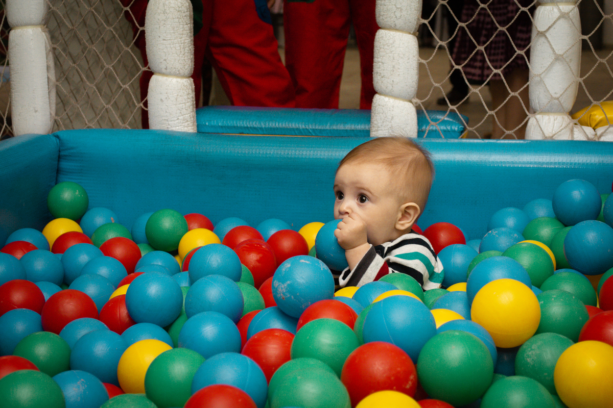 Se não tem foto de criança na piscina de bolinha, não é festa infantil. 