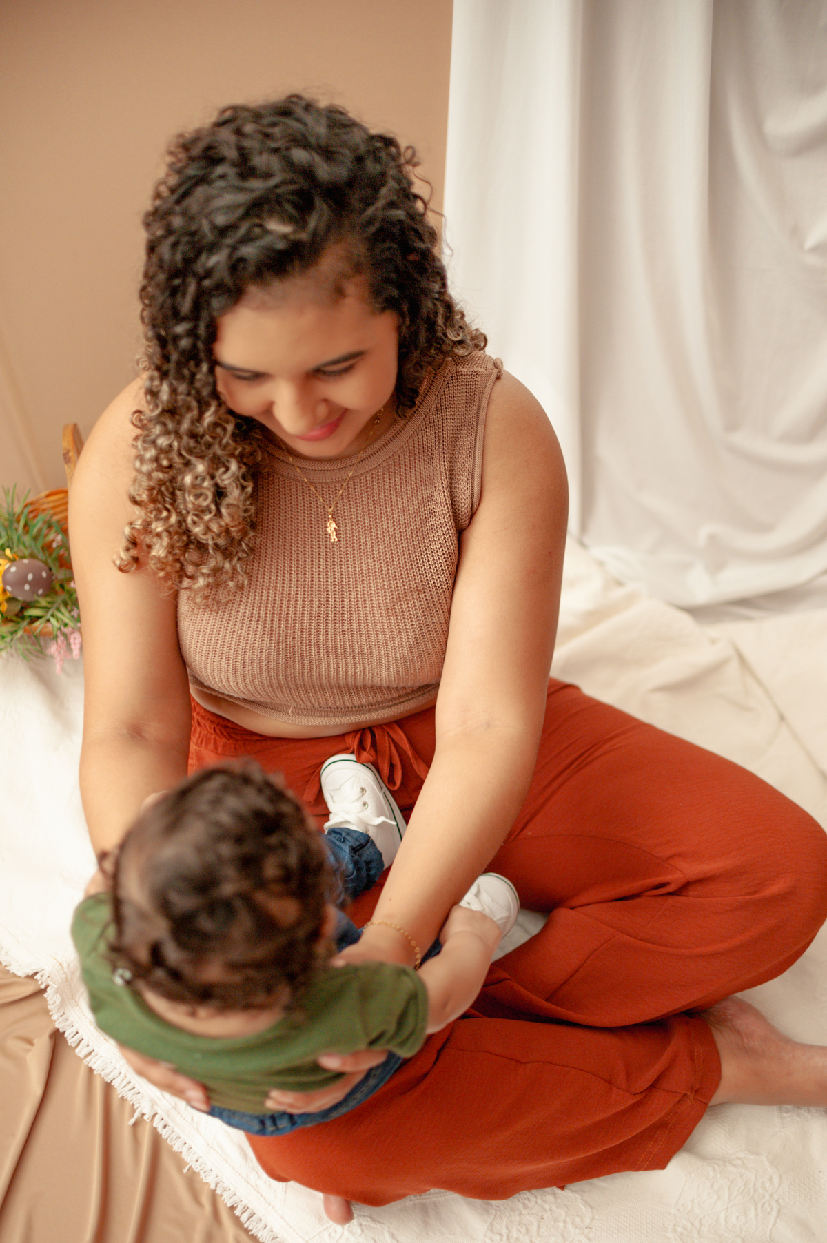 Momentos preciosos entre mãe e filho.