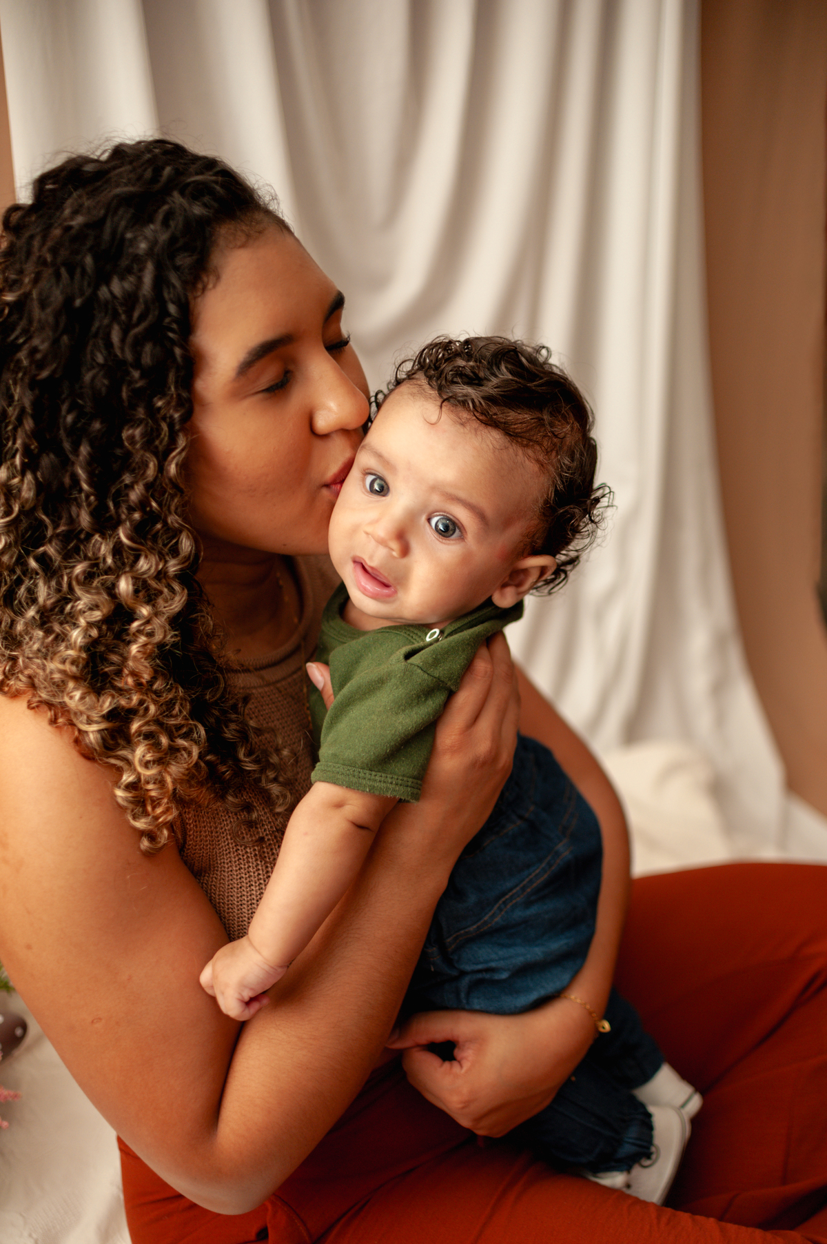 Momentos preciosos entre mãe e filho.