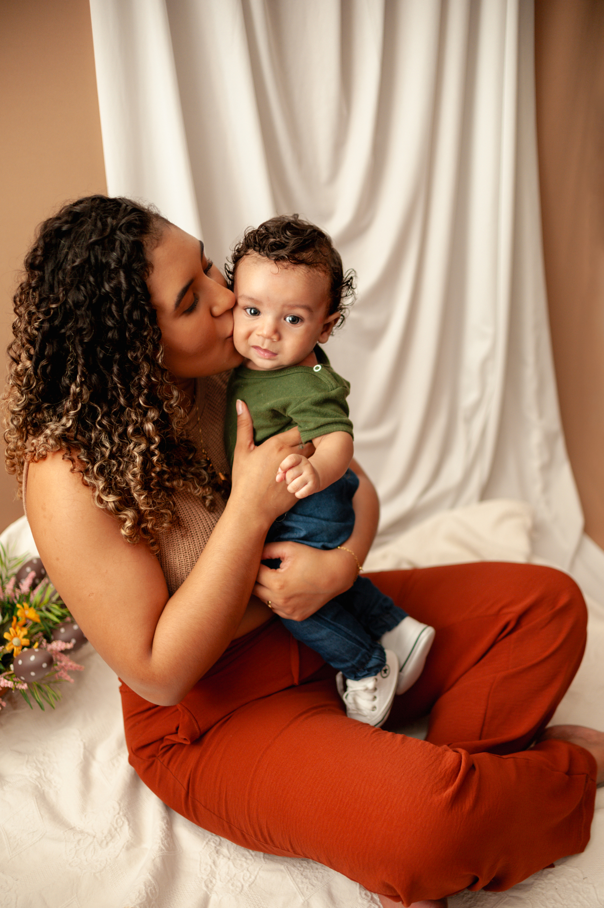 Momentos preciosos entre mãe e filho.