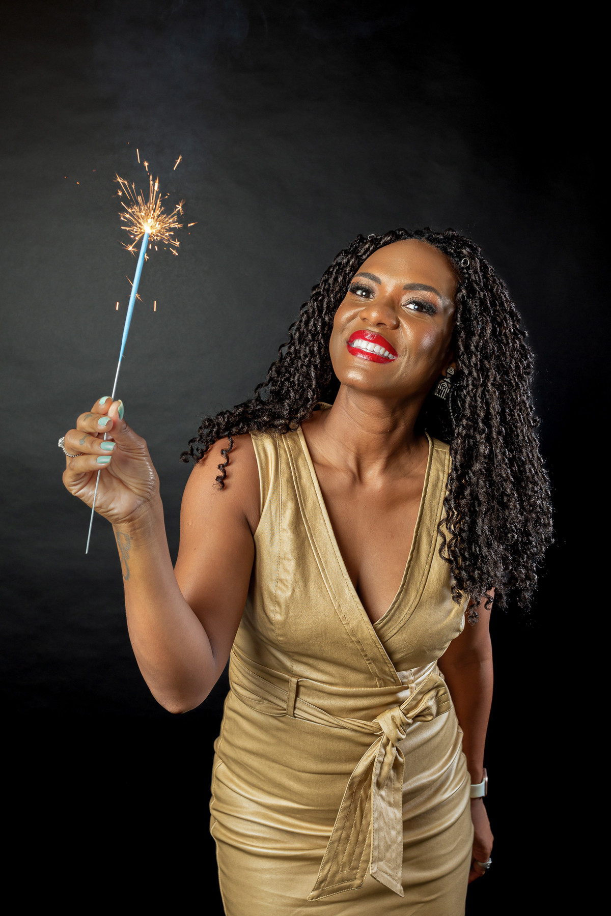 Ensaio feminino - ensaio 40 anos -ensaio de aniversário - ensaio estúdio - vela faísca - vela de aniversário - fundo preto