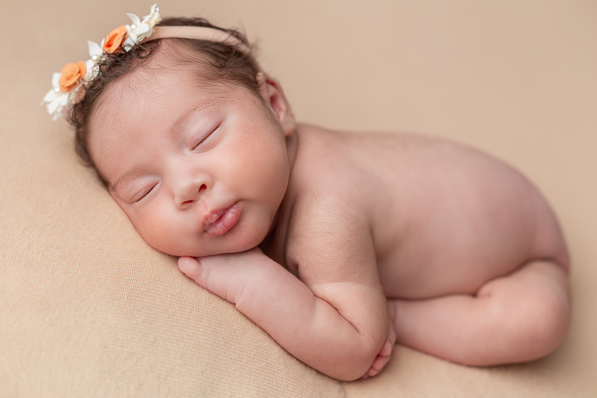 Fotografia newborn com bebê peladinho