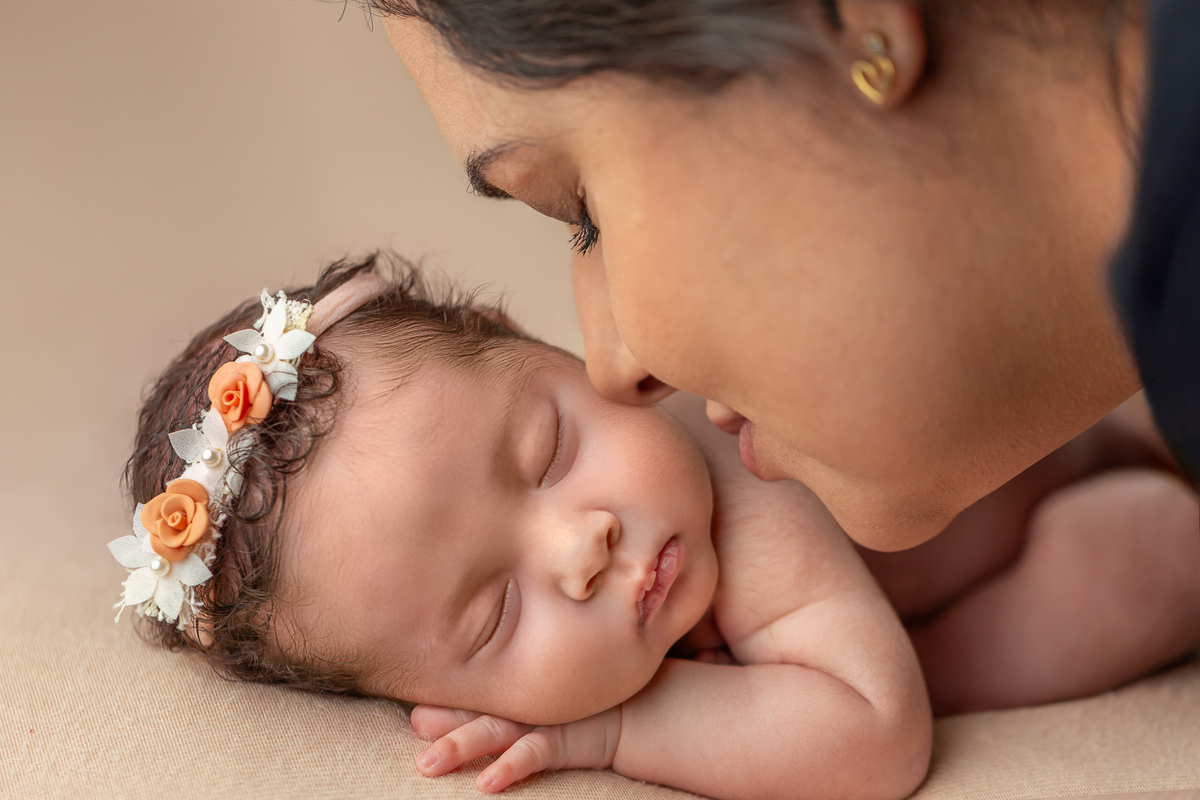 Fotografia newborn bebê com a mãe